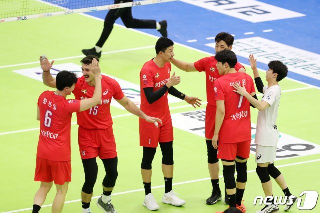 26일 오후 경기 수원 장안구 수원실내체육관에서 열린 도드람 2020-2021 V-리그 남자부 한국전력과 OK금융그룹의 경기, 한국전력 선수들이 득점 후 기뻐하고 있다. 2020.11.26/뉴스1 © News1