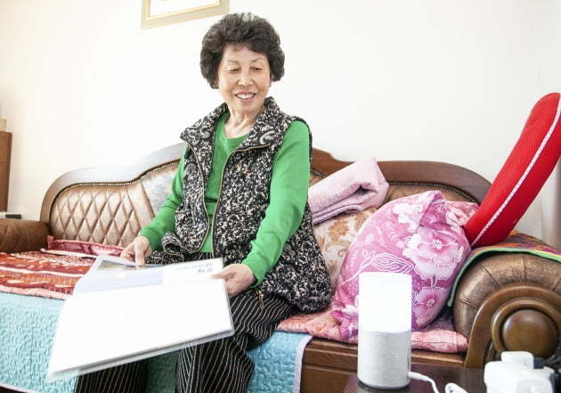 AI 스피커를 활용하는 어르신 (출처=SK텔레콤)