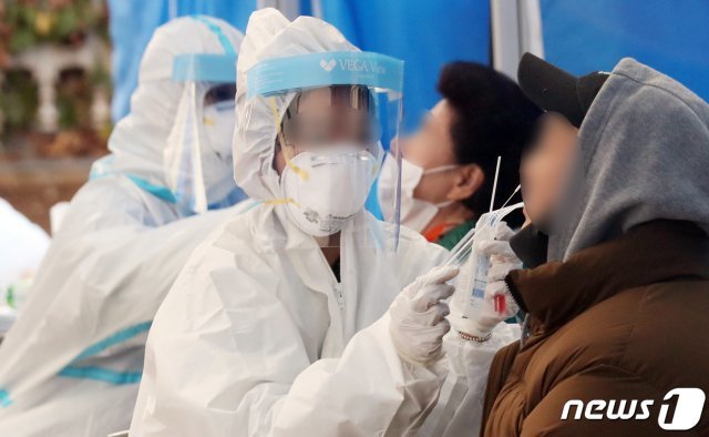 시민들이 26일 서울 동작구청에 마련된 선별진료소에서 신종 코로나바이러스 감염증(코로나19) 검사를 받고 있다. © News1