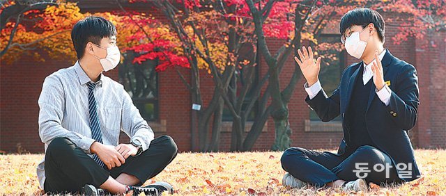 고등학생 오승현 군(왼쪽)과 이민서 군이 15일 서울 종로구 정독도서관 앞 잔디밭에 앉아 대화하고 있다. 송은석 기자 silverstone@donga.com