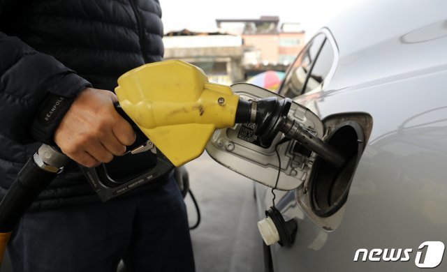 서울의 한 주유소에서 시민이 차량에 주유를 하고 있다. 2020.11.15/뉴스1 © News1