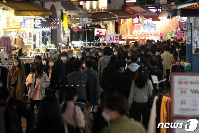 핼러윈데이(Halloweenday)인 지난달 31일 오후 서울 마포구 홍대거리가 북적이고 있다. © News1