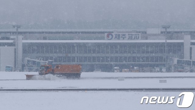 2018년 2월 폭설 사태 당시 제주국제공항 활주로에서 제설차가 눈을 치우고 있다.2018.2.8 © News1