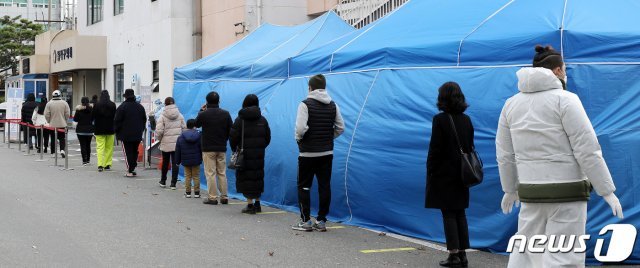 27일 서울 동작구청에 마련된 선별진료소를 찾은 시민들이 신종 코로나바이러스 감염증(코로나19) 검사를 받기위해 줄지어 대기하고 있다. 2020.11.27 © News1