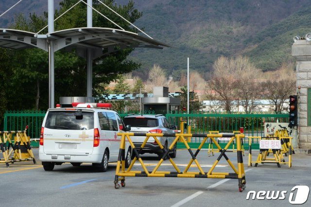 28일 오전 전남 장성군 삼계면 상무대 정문 앞에서 구급차가 영내로 들어가고 있다. 전남도에 따르면 이날 상무대 소속 군인 17명이 신종 코로나바이러스 감염증(코로나19)에 확진돼 방역당국이 선별진료소를 설치, 군인 500여명에 대한 전수조사를 진행 중이다.2020.11.28 © News1