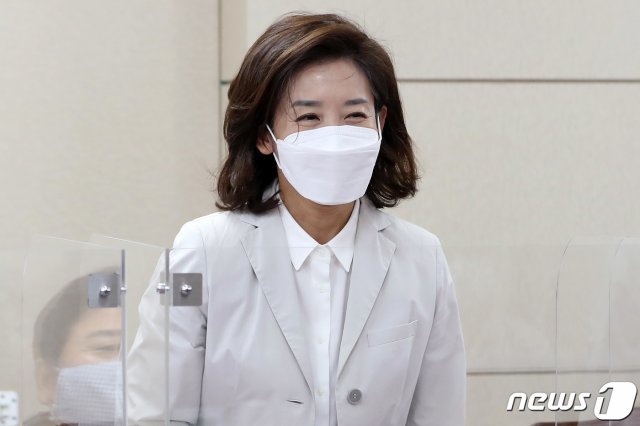 나경원 전 자유한국당(국민의힘 전신) 원내대표가 23일 서울 중구 서울시청 서소문별관에서 열린 국민의힘 서울시당 서울시 전월세정책간담회에서 미소 짓고 있다. 2020.9.23 © News1
