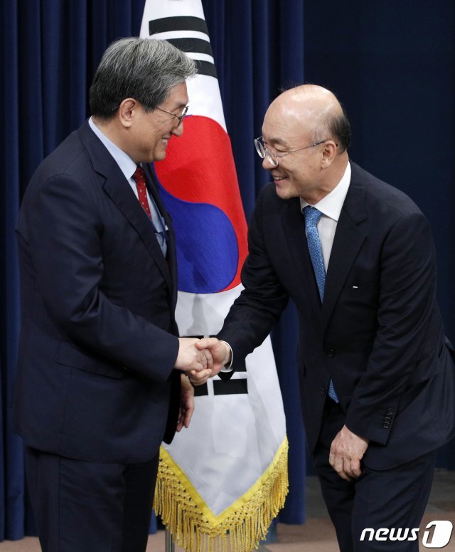 김조원 전 청와대 민정수석(오른쪽)과 노영민 대통령 비서실장. 2019.7.26/뉴스1 © News1