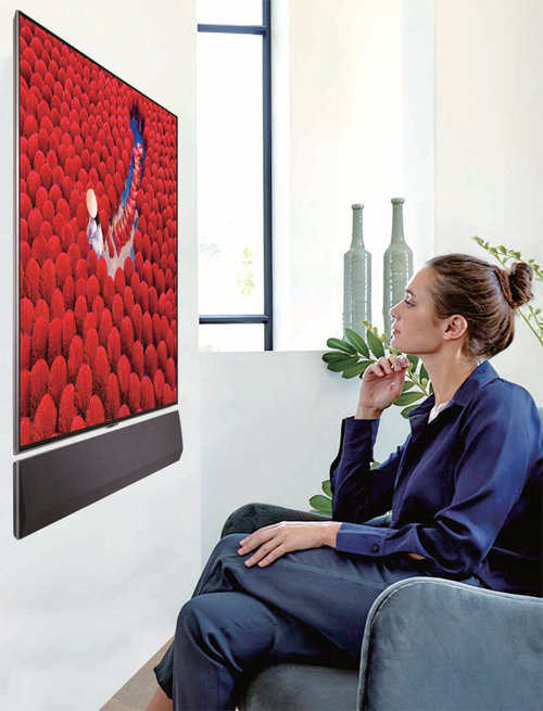 ‘LG 올레드 갤러리 TV’를 통해 작품을 감상하는 모습. 이 제품은 본체에 모든 부품을 내장해 TV를 벽에 완전히 밀착시킬 수 있어 몰입감과 공간 활용도가 뛰어나다.