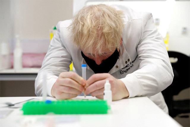 보리스 존슨 영국 총리가 27일(현지 시간) 영국 남부 포턴다운의 한 연구소에서 코로나19 백신 샘플을 들여다보고 있다. 포턴다운=AP 뉴시스