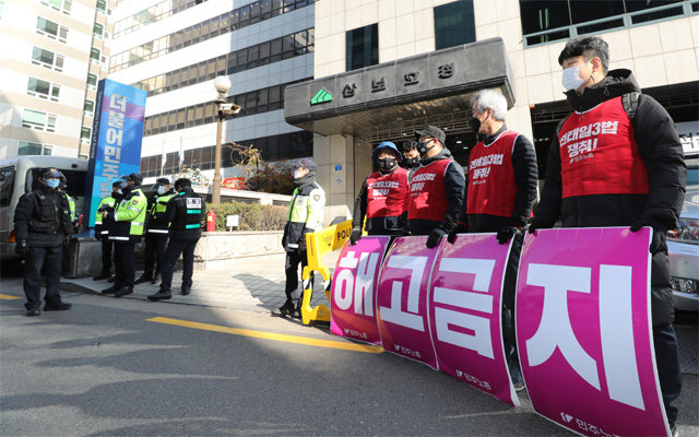 25일 서울 영등포구 더불어민주당 당사에서 전국민주노동조합총연맹이 노조법 개정 저지를 위한 피켓시위를 벌이고 있다. 뉴스1