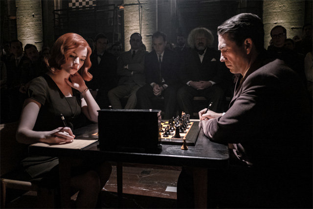 넷플릭스 드라마 ‘퀸스 갬빗’에서 천재 체스 소녀 베스 하먼(왼쪽)이 세계 최고 그랜드마스터인 보르고프와 체스 게임을 하고 있다. 하먼은 체스 스타가 되지만 약물과 알코올 중독에 시달리며 외로움을 느낀다. 넷플릭스 제공