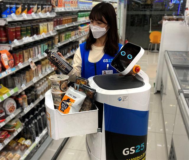 GS리테일이
 30일 LG전자와 함께 서울 강서구 LG사이언스파크 내에 있는 GS25 LG사이언스 편의점에서 배달로봇 ‘딜리오’를 이용해 
로봇이 배달해 주는 서비스를 시작했다. 이날 GS25 직원이 주문받은 상품을 배달로봇 딜리오에 적재하고 있다. GS리테일 제공