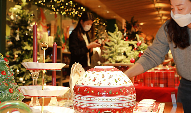 서울 중구 남대문로 롯데백화점 본점 8층에 마련된 ‘크리스마스 마켓 팝업스토어’에서 소비자들이 크리스마스 파티용 식기류 제품을 살펴보고 있다. 롯데백화점 제공