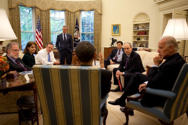 버락 오바마 대통령 시절 자유로운 분위기의 백악관 집무실 회의. 바이든 당선인도 격식 없는 회의를 선호하는 것으로 알려졌다. 오른쪽이 바이든 당시 부통령, 오른쪽에서 세 번째가 론 클레인 당시 부통령 비서실장. 백악관 홈페이지