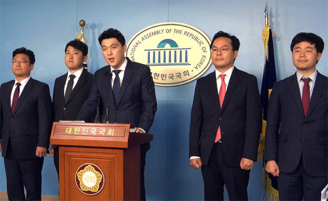 지난해 11월 국회 정론관에서 당 혁신을 요구하는 박진호(가운데) 등 당시 자유한국당 원외 당협위원장들.