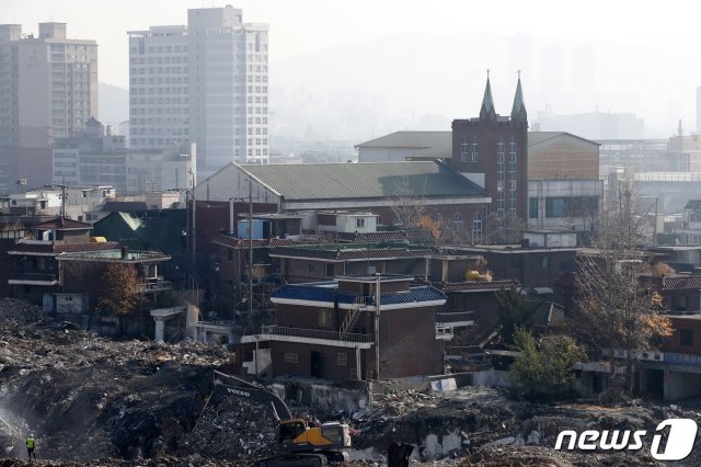 사랑제일교회에 대한 세 번째 강제철거 집행이 신도들의 반발로 무산됐다. 2020.11.26/뉴스1