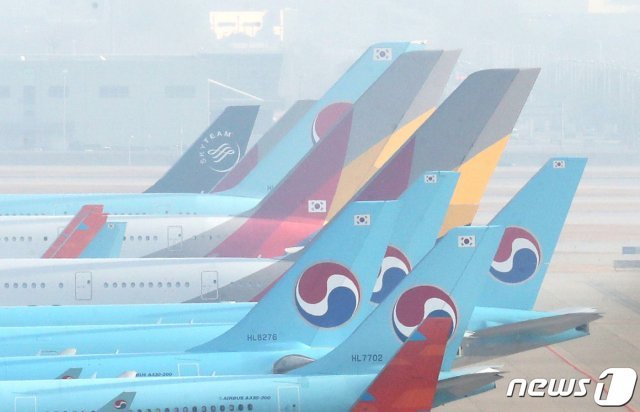 인천국제공항 주기장에 대한항공과 아시아나항공 여객기가 이륙준비를 하고 있다. © News1