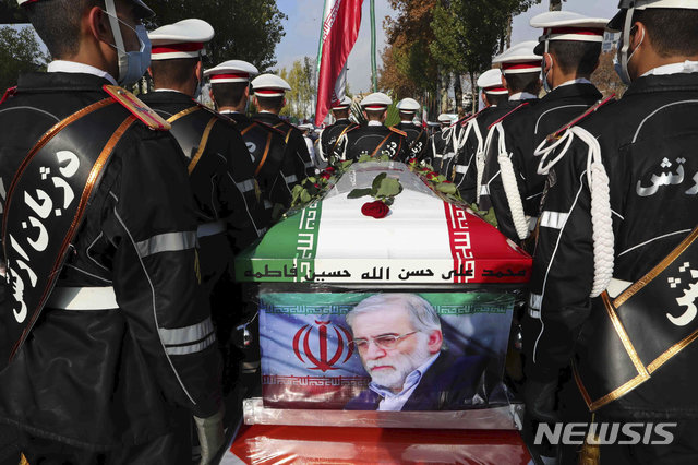 이란 국방부가 공개한 사진에 30일(현지시간) 이란 테헤란에서 지난 27일 암살당한 핵 과학자 모센 파크리자데의 영결식이 열려 군인들이 국기로 덮인 파크리자데의 관 주변에 서 있다. 2020.11.30. 테헤란=AP/뉴시스