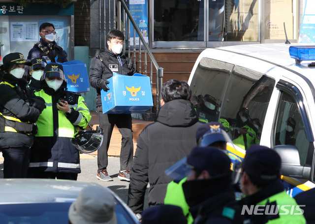 경찰이 지난달 서울 성북구 사랑제일교회 명도집행(강제철거) 시도 과정에서 벌어진 ‘화염병 투척’ 등 불법행위 혐의 수사를 위해 1일 교회 압수수색을 실시한 뒤 물품을 싣고 현장을 나서고 있다. 뉴시스