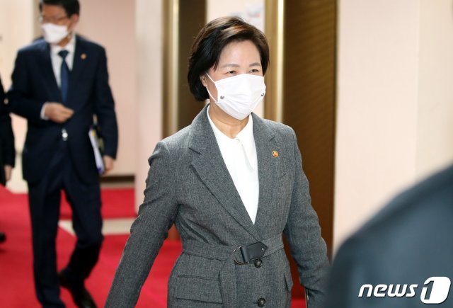 추미애 법무부 장관이 1일 오전 서울 종로구 정부서울청사에서 열린 국무회의에 참석하고 있다. 2020.12.1 © News1