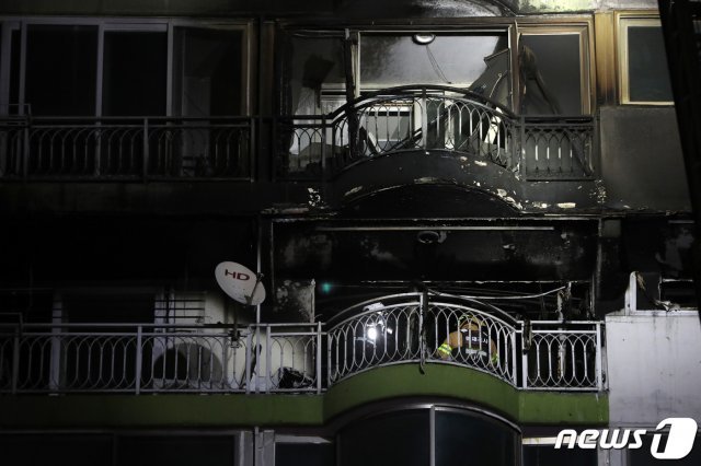 1일 오후 경기도 군포시 산본동 소재 아파트에서 화재가 발생해 소방대원들이 현장을 살펴보고 있다. 2020.12.1 © News1