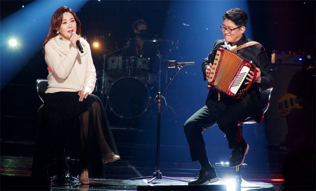 지난달 27일 KBS 2TV ‘유희열의 스케치북’에서 한 무대에 선 주현미(왼쪽)와 김현철. Fe&Me 제공