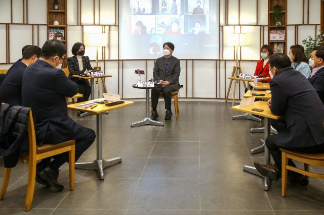 안철수 국민의당 대표가 2일 오전 서울 여의도의 한 카페에서 열린 국민의힘 초선의원 공부모임 ‘명불허전 보수다’에서 초청 강연을 하고 있다. 사진=뉴스1