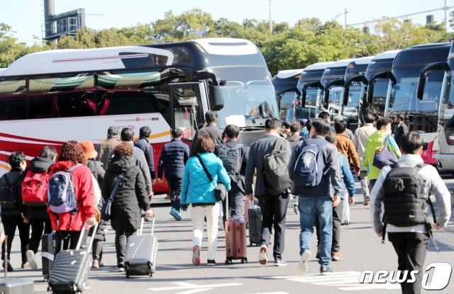 지난달 25일 오전 제주국제공항 전세버스 승차장에 관광객들이 몰리고 있다.2020.11.25/뉴스1 © News1