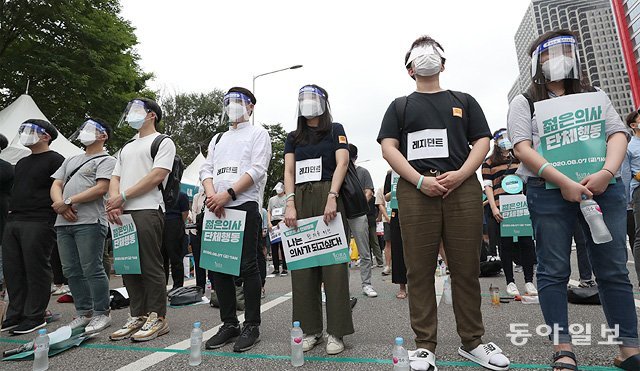올 8월 7일 서울 여의도공원에서 수도권 대형병원 전공의들이 집회를 열고 있다. 동아일보DB