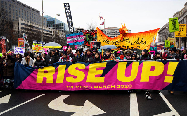 올해 1월 미국 워싱턴 백악관 인근에서 ‘여성행진’ 시위대가 ‘봉기하라!’는 현수막을 들고 가두시위에 나섰다. 도널드 트럼프 대통령이 집권한 2017년 이후 매년 1월 미 여성단체가 벌인 시위로 미 여성 정치운동의 상징이 됐다. 워싱턴=AP 뉴시스