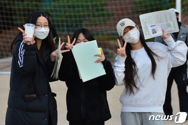 2일 오후 경북 포항 영일고등학교에서 수험표를 받은 수험생들. 2020.12.2 © News1