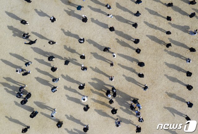 2021학년도 대학수학능력시험(수능) 예비소집일인 지난 2일 대구 남구 대구고등학교에서 수험생들이 수험표를 받기 위해 줄지어 차례를 기다리고 있다. © News1