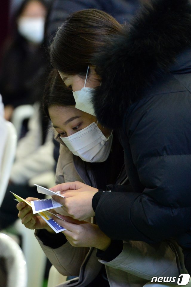 2021학년도 대학수학능력시험(수능) 예비소집일인 지난 2일 오후 경북 포항시 남구 영일고등학교에서 수험생들이 수험표를 확인하고 있다. © News1