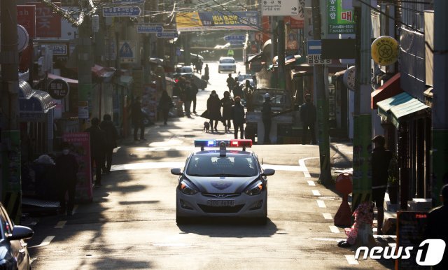 2021학년도 대학수학능력시험이 실시된 3일 오전 부산 동구 경남여자여고에 마련된 수험장으로 수험생을 태운 경찰차가 들어오고 있다. 2020.12.3/뉴스1 © News1