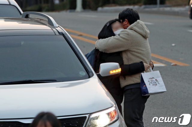 2021학년도 대학수학능력시험일인 3일 오전 광주 서구 상일여자고등학교에서 수험생 부녀가 포옹하고 있다. 2020.12.3/뉴스1 © News1