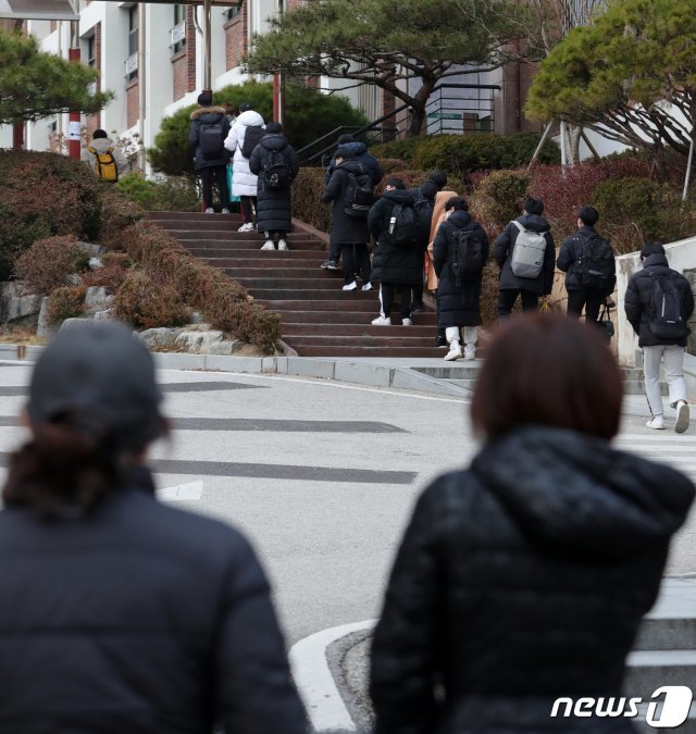 2021학년도 대학수학능력시험일인 3일 전북 전주시 영생고등학교에서 수험생들이 시험장으로 향하고 있다. 2020.12.3/뉴스1 © News1