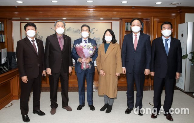 한국협동조합협의회는 2일 서울시 송파구 수협중앙회 본사에서 회장단 회의를 개최해 차기 회장으로 이성희 농협중앙회장을 선출했다. 농협 제공