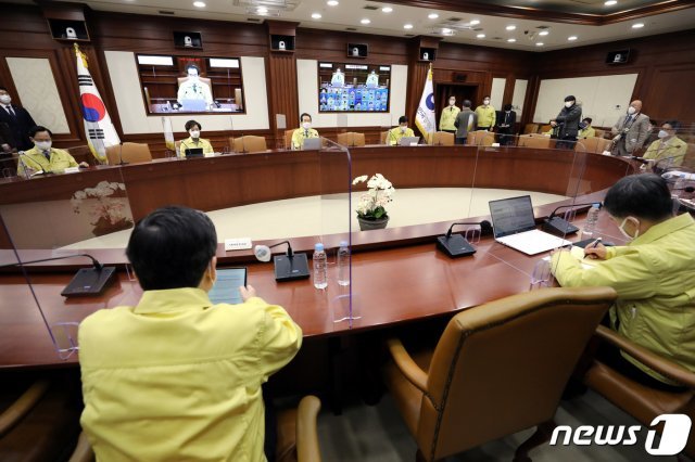 정세균 국무총리가 2일 오전 서울 종로구 정부서울청사에서 열린 신종 코로나 바이러스감염증(코로나19) 대응 중앙재난안전대책본부회의에서 모두발언을 하고 있다. 2020.12.2/뉴스1 © News1