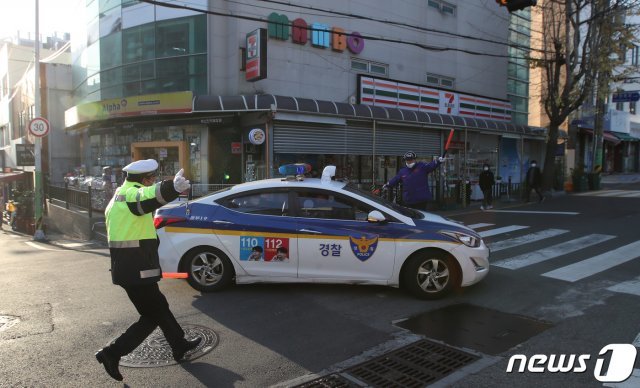 2021학년도 대학수학능력시험이 실시된 3일 오전 부산 동구 경남여고에 마련된 시험장으로 경찰차를 타고 들어온 수험생이 경찰관과 함께 수험장으로 향하고 있다. 2020.12.3/뉴스1 © News1