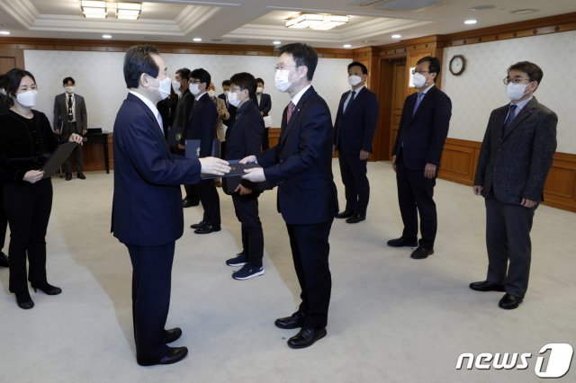 정세균 국무총리가 3일 오후 서울 종로구 정부서울청사에서 열린 특별보좌관·자문위원 위촉식에서 김태환 위원에게 위촉장을 수여하고 있다. 2020.12.3/뉴스1 © News1