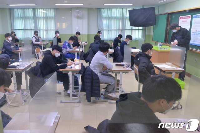 2021학년도 대학수학능력시험(수능) 시행일인 3일 포항시 장성고등학교에서 수험생들이 시험을 준비하고 있다./뉴스1 © News1