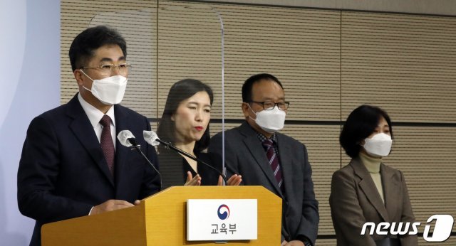 성기선 한국교육과정평가원장이 3일 정부세종청사 교육부 브리핑실에서 2021학년도 대학수학능력시험 출제방향 브리핑을 하고 있다. 2020.12.3/뉴스1 © News1