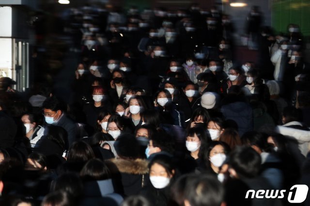 2021학년도 대학수학능력시험일인 3일 오후 서울 강남구 개포고등학교에서 수험생들이 고사장을 나서고 있다. 신종 코로나바이러스 감염증(코로나19) 여파로 2주 늦춰진 이번 수능은 역대 최소인 49만3433명이 응시한 가운데 전국 86개 시험지구 1383개 시험장에서 일제히 치러졌다. 2020.12.3/뉴스1