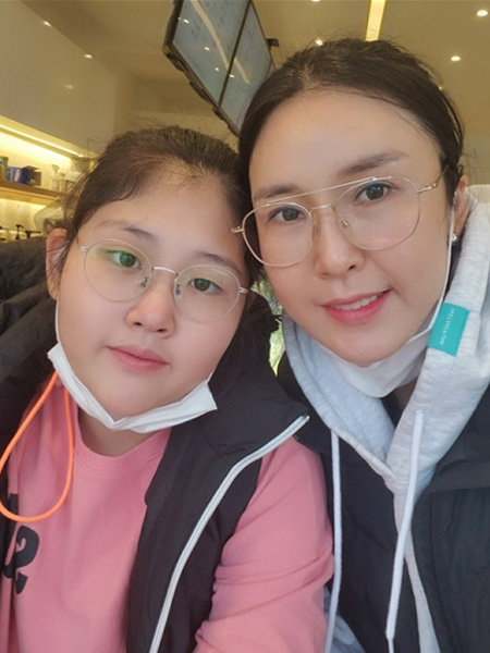 여자프로배구 최고령인 정대영(39·오른쪽)과 딸 김보민 양(10). 보민 양은 엄마의 뒤를 이어 올해부터 배구선수가 됐다. 정대영 제공