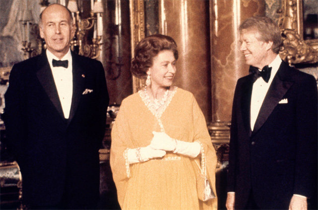 1977년 5월 영국 런던 버킹엄궁에서 발레리 지스카르데스탱 프랑스 대통령, 엘리자베스 2세 영국 여왕, 지미 카터 미국 대통령(왼쪽부터)이 담화를 나누고 있다. 런던=AP 뉴시스
