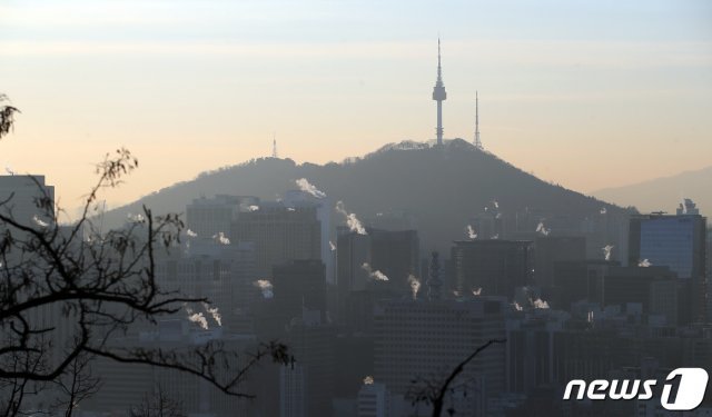 겨울 추위가 이어진 4일 오전 서울 도심의 빌딩에서 난방열로 인한 수증기가 피어오르고 있다. 2020.12.4/뉴스1 © News1