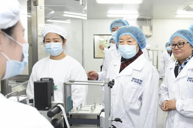 쑨춘란 중국 국무원 부총리가 코로나19 백신을 생산하는 중국생물기술유한공사(CNBG)를 방문했다. - SCMP 갈무리
