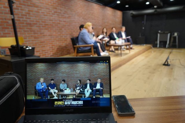 지난 7월 온라인으로 진행한 3회 끝장개발대회의 ‘개막토크쇼 모습’, 출처: 행정안전부