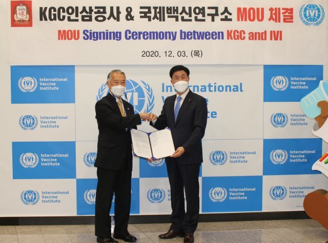 제롬 김 국제백신연구소 사무총장(왼쪽)과 김재수 KGC인삼공사 사장.