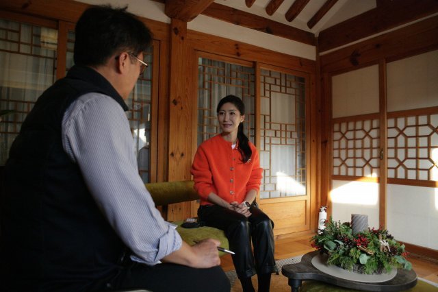 이지혜 대표(오른쪽)가 서울 북촌 한옥호텔 ‘청연재’에서 인터뷰 하고 있다. 아마추어 사진가 정동운